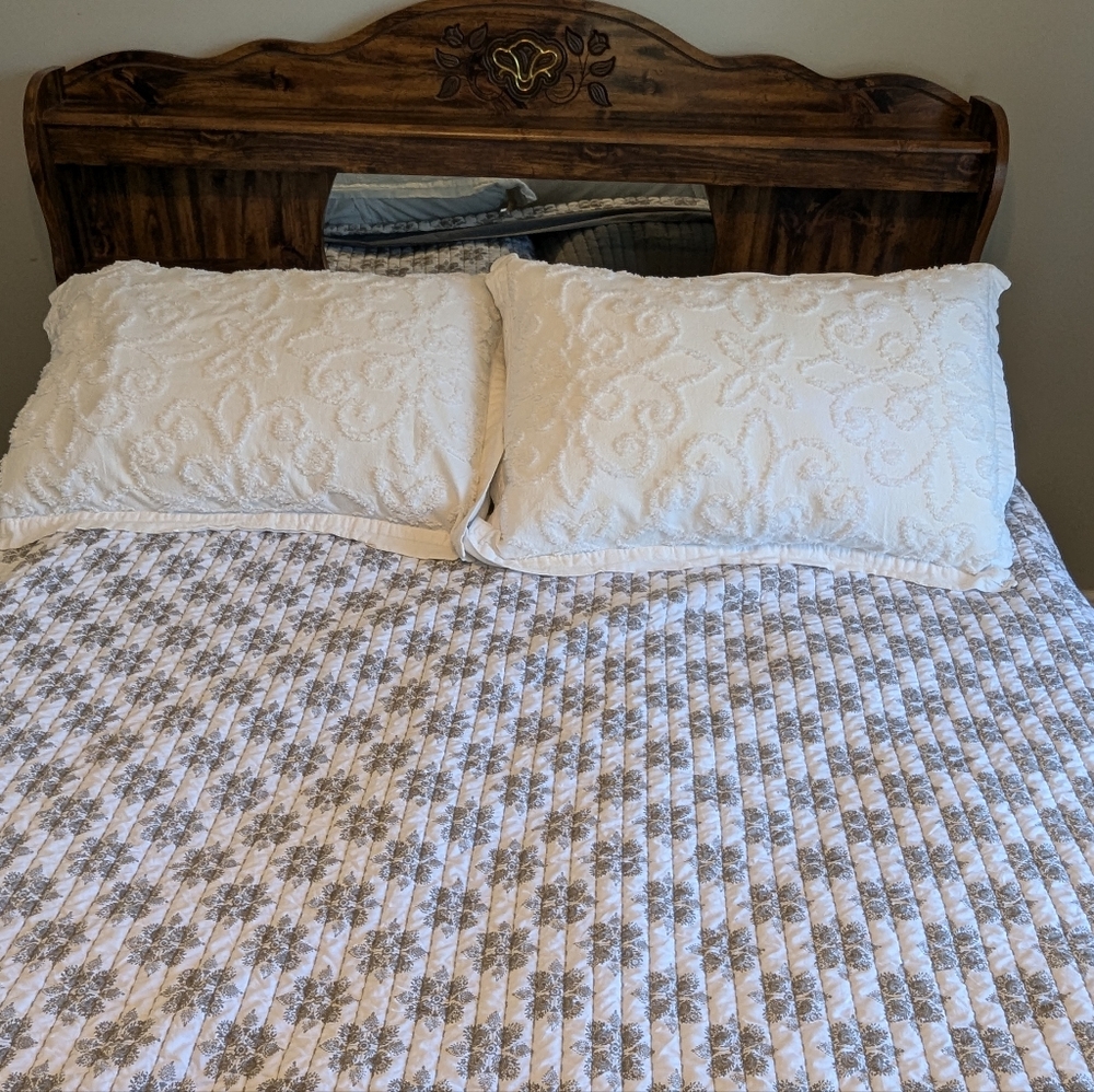 Madison Park Chenille Pillow Shams. Queen Size. GUC. White. 100% Cotton.